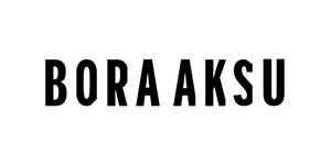 BORA AKSU来自土耳其的新锐服装设计师Bora Aksu在伦敦创建的同名时尚品牌。虽然年轻，但设计师Bora Aksu天马行空般的作品，带来的视觉冲击不亚于任如粗线针织、红与啡的配搭、雪纺与幼麻布的对比，甚至以木制雕刻作装饰，以含蓄的手法营造强烈的民俗气息。他的服装在短短几年间就吸引了无数明星的目光，非常多年轻一代的时尚偶像都是这个品牌的忠实拥护者。